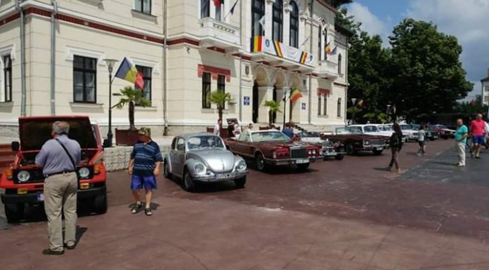 Expoziție de automobile de epocă, în Piața Prefecturii
