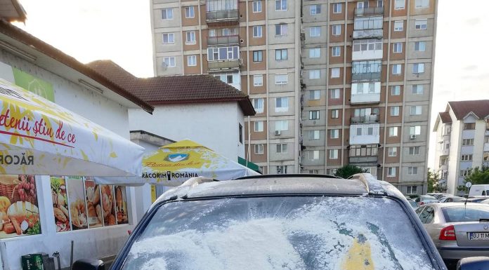 Mașină vandalizată în Târgu-Jiu! Autoturismul plin de făină și borcane de murături
