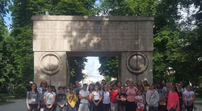 Galerie foto: Zeci de elevi din Bihor, în vizită la Târgu Jiu