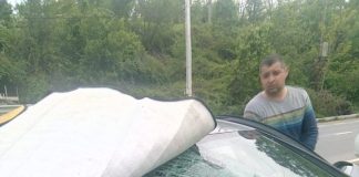 Femeie rănită de o piatră care a căzut peste mașină