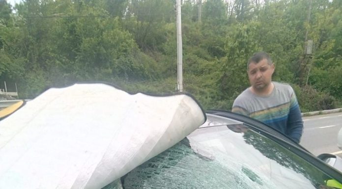 Femeie rănită de o piatră care a căzut peste mașină