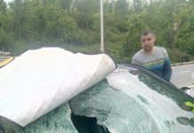FOTO: Accident pe Defileul Jiului! O femeie, rănită după ce o piatră a căzut peste mașină