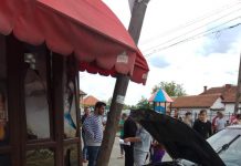 Pieton lovit pe trotuar de o mașină scăpată de sub control de un șofer începător