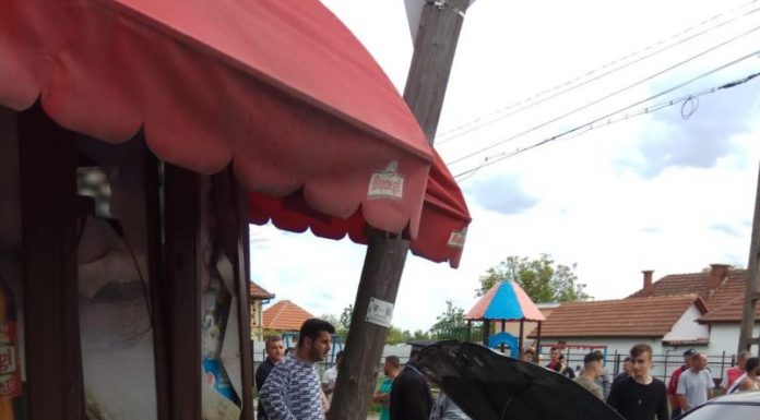 Pieton lovit pe trotuar de o mașină scăpată de sub control de un șofer începător