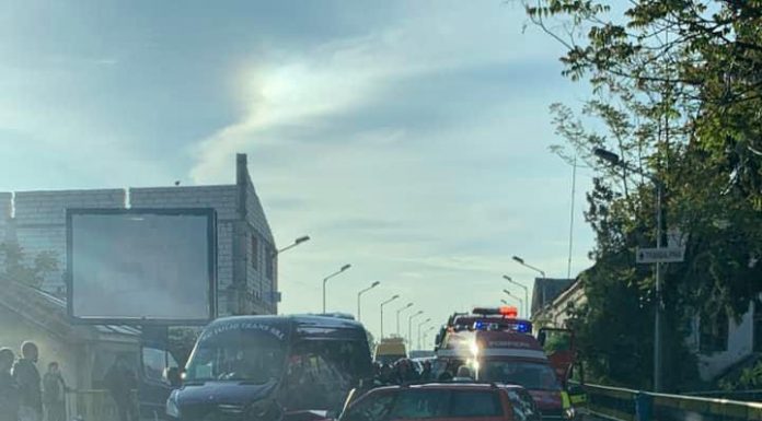 Accident de microbuz la Târgu-Jiu! Vehiculul de transport persoane s-a ciocnit cu o maşină