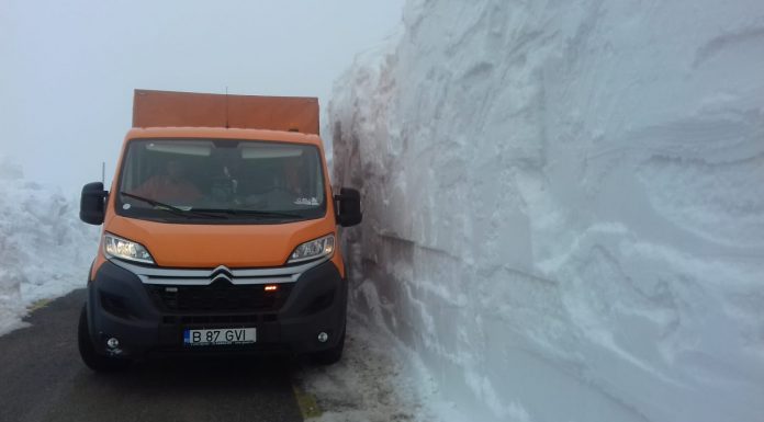 FOTO: Zona Pasul Urdele, deszăpezită! Stratul măsoară circa 4 metri!