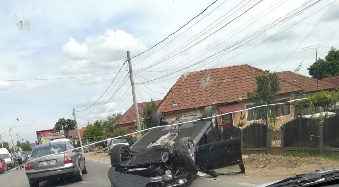 FOTO: O maşină condusă de un şofer beat s-a răsturnat, la Drăgoieni