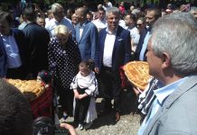 Foto: Dăncilă, așteptată cu pâine și sare la Polovragi