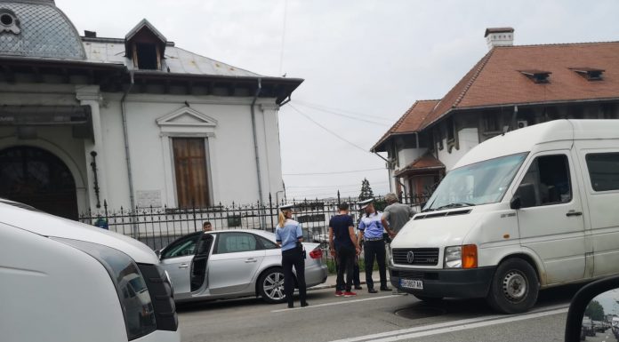 Foto: Tamponare, în giratoriul de la Tudor