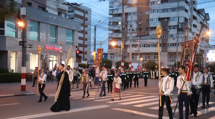 Peste o mie de persoane la procesiunea religioasă de la Târgu Jiu
