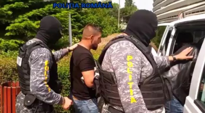 Cei trei bărbați acuzați că au răpit o adolescentă din Țânțăreni, puși sub control judiciar