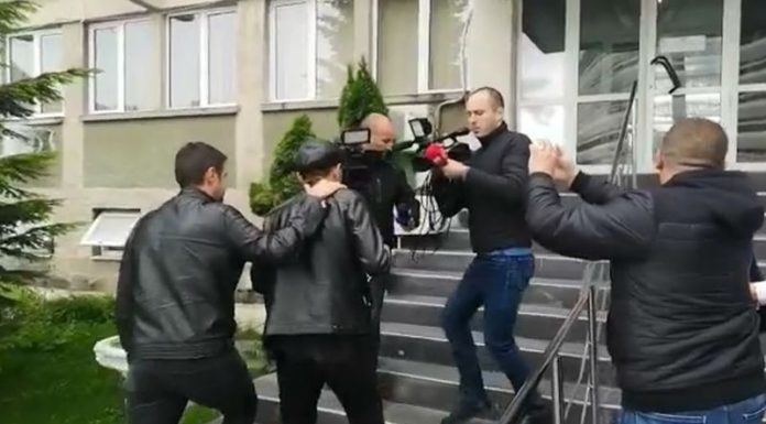 VIDEO: Un sexagenar a întreținut relații sexuale cu fiica vecinilor! Minora de 13 ani a ajuns la medic, gravidă în 5 luni