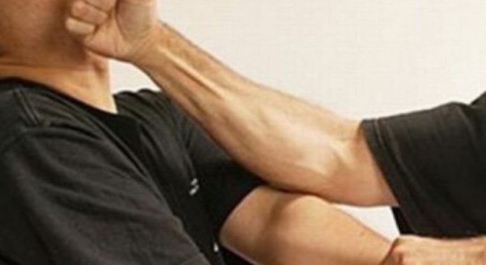 Bătaie cu pumnii și picioarele într-un bar din Crasna