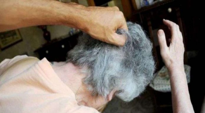 Bătrână bătută de propriul nepot