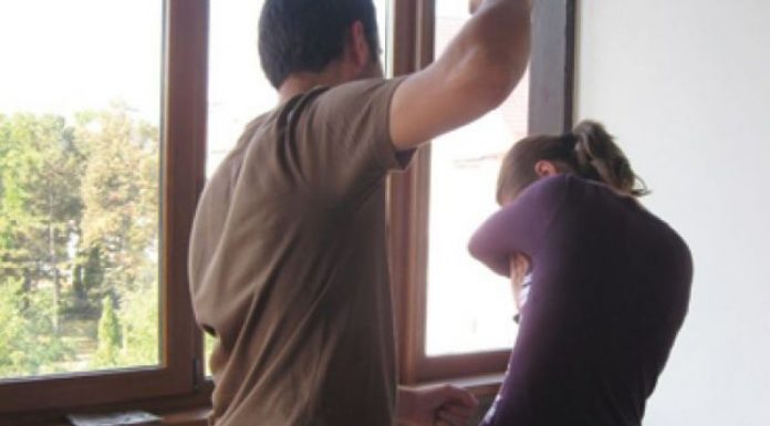 Tânără agresată de fostul concubin, în timp ce se afla la serviciu