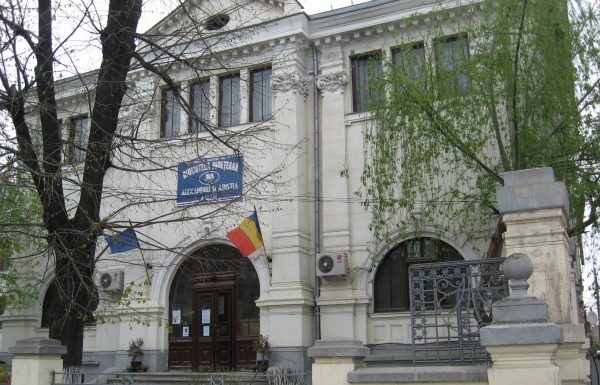 Elevi din Cruşet donează cărţi Bibliotecii Judeţene ,,Alexandru şi Aristia Aman”