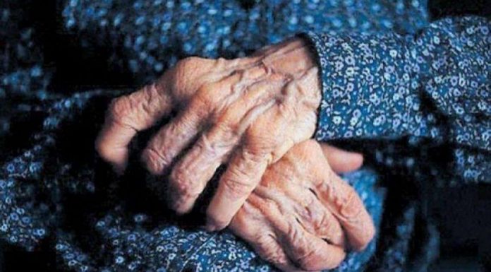 Terorizată de nepot. „M-a strâns de gât”