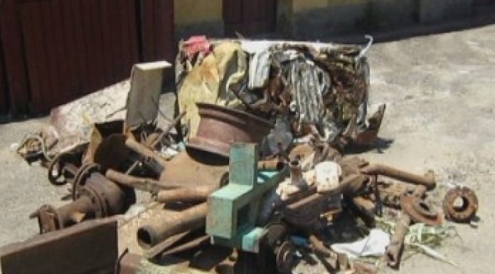 Sute de kilograme de fier vechi, furate din curtea unei bătrâne din Bâlteni