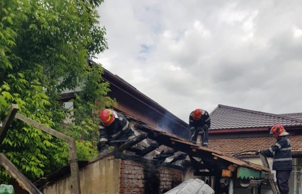 Incendiu la o bucătărie de vară din Târgu-Jiu