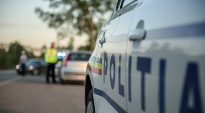 Musafir lovit și legat cu sfoara de mâini