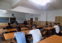 Poliția, la trei licee din Târgu-Jiu: Cuvântul DROG, ca punct de plecare FOTO