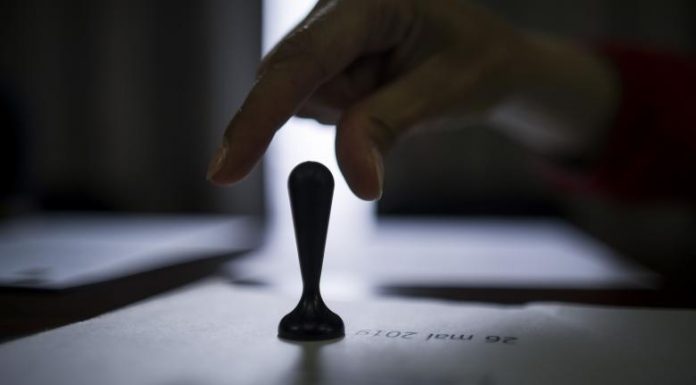 A dispărut o ștampilă de vot de la o secție din Baia de Fier!