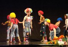 Inedit! Piesă de teatru pentru copiii romi, direct în cartierele Obreja și Meteor