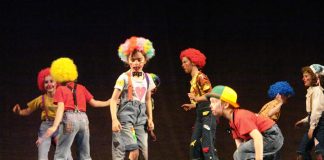 Inedit! Piesă de teatru pentru copiii romi, direct în cartierele Obreja și Meteor