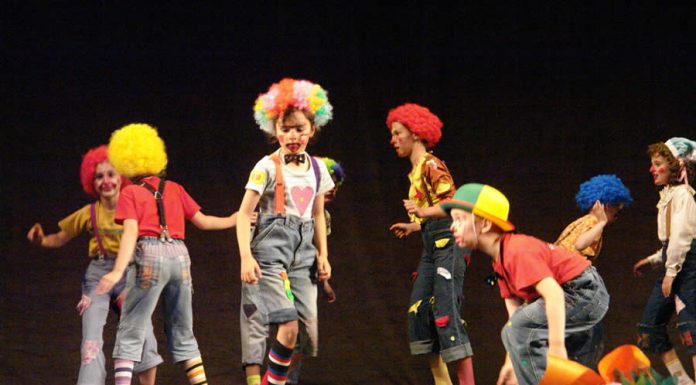 Inedit! Piesă de teatru pentru copiii romi, direct în cartierele Obreja și Meteor