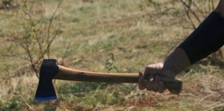 Şi-a lovit soţia cu toporul. Femeia, operată de urgenţă!