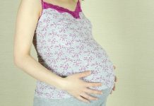 Fată de 13 ani, gravidă cu un vecin de 63 de ani