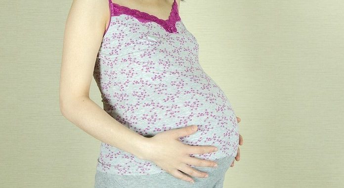 Fată de 13 ani, gravidă cu un vecin de 63 de ani