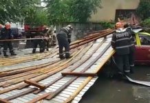 Maşini avariate după ce un acoperiş a fost luat de vânt, la Târgu-Jiu