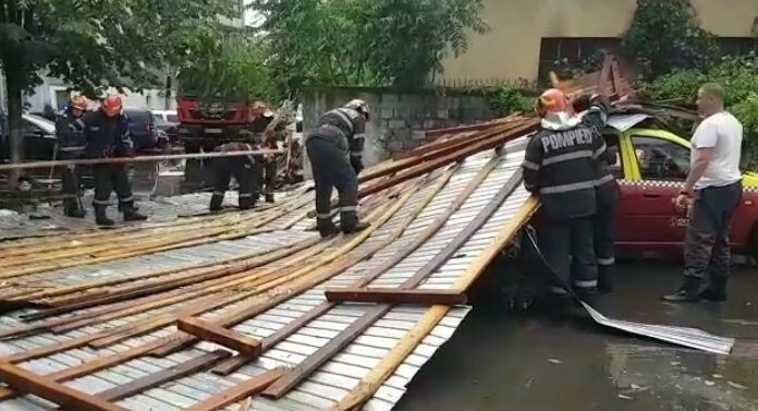Maşini avariate după ce un acoperiş a fost luat de vânt, la Târgu-Jiu