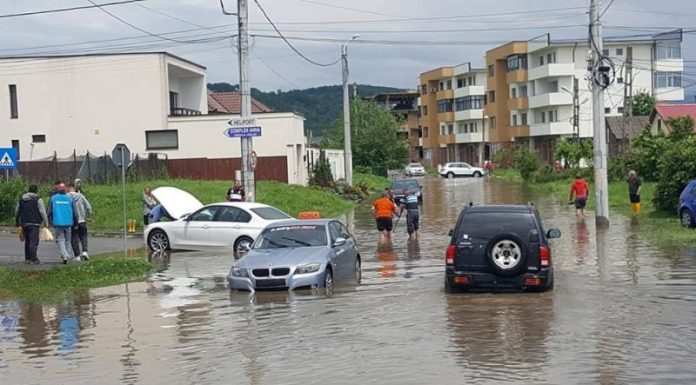 După ploaia torențială de marți după-amiază – Numeroase gospodării din Târgu-Jiu și mașini, sub ape!