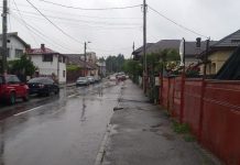 VIDEO: Gospodăriile de lângă Coloana Infinitului, sub ape! Mirosul de hazna mută nasurile turiștilor