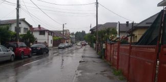 VIDEO: Gospodăriile de lângă Coloana Infinitului, sub ape! Mirosul de hazna mută nasurile turiștilor