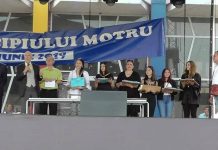 Numeroși iubitori de poezie, pe podium la concursul care poartă numele poetului Nicolae Dragoș