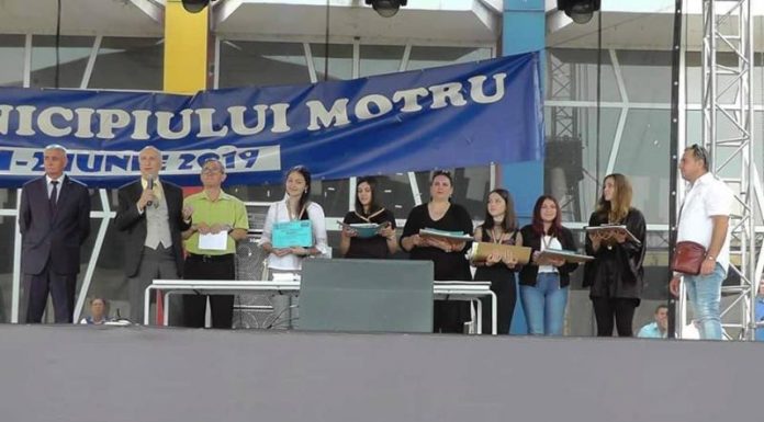 Numeroși iubitori de poezie, pe podium la concursul care poartă numele poetului Nicolae Dragoș