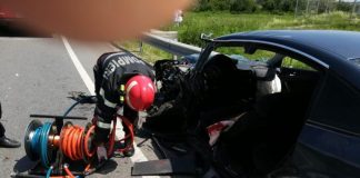 Mașină lovită de două tir-uri, la Rovinari