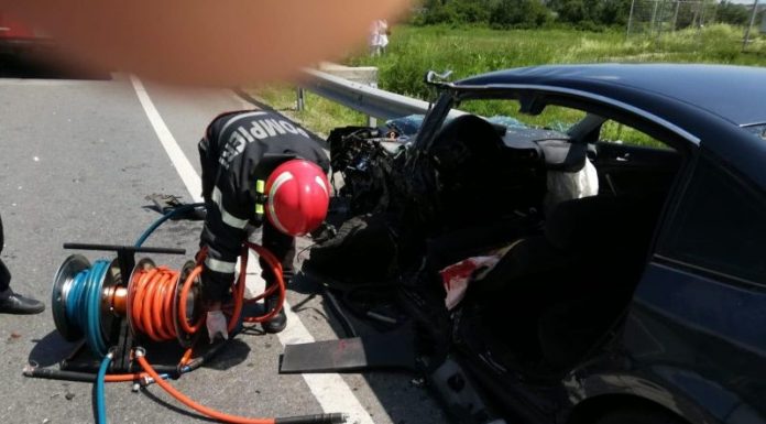 Mașină lovită de două tir-uri, la Rovinari