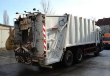 Incident ciudat: Un angajat al JUPSAL SALUBRIS Jupânești a căzut din mașina de gunoi! Salariatul, internat la un spital din Craiova, are multiple traumatisme