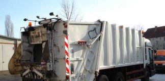 Incident ciudat: Un angajat al JUPSAL SALUBRIS Jupânești a căzut din mașina de gunoi! Salariatul, internat la un spital din Craiova, are multiple traumatisme