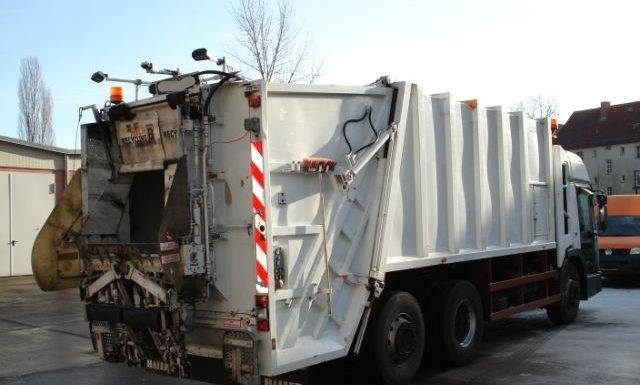 Incident ciudat: Un angajat al JUPSAL SALUBRIS Jupânești a căzut din mașina de gunoi! Salariatul, internat la un spital din Craiova, are multiple traumatisme