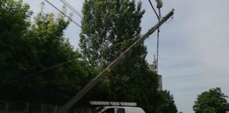 Stâlpi de telefonie fixă, picați la Hodoreasca de la furtuna de sâmbătă