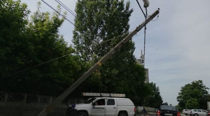 Stâlpi de telefonie fixă, picați la Hodoreasca de la furtuna de sâmbătă
