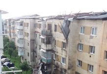 Acoperiş desprins de pe un bloc din Târgu-Cărbunești, din cauza vântului puternic! Patru mașini, avariate