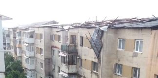 Acoperiş desprins de pe un bloc din Târgu-Cărbunești, din cauza vântului puternic! Patru mașini, avariate