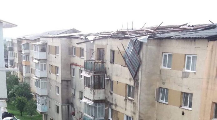 Acoperiş desprins de pe un bloc din Târgu-Cărbunești, din cauza vântului puternic! Patru mașini, avariate