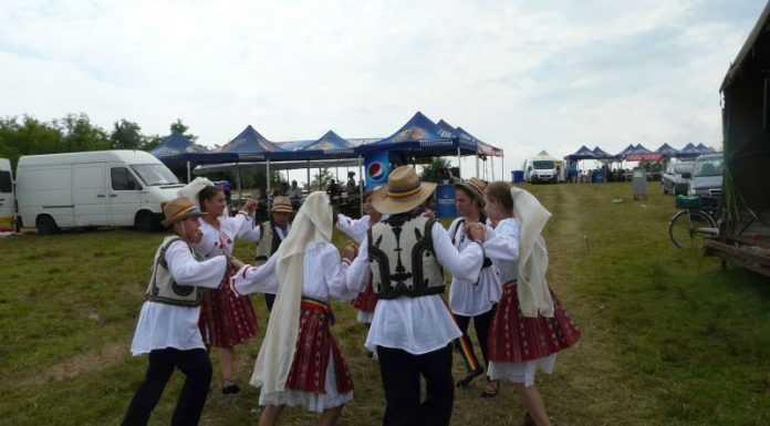 Sărbătoare la Ciuperceni – Debutează Festivalul Cântecului, Jocului și Portului Popular ,,Plai de Cântec și de Dor”
